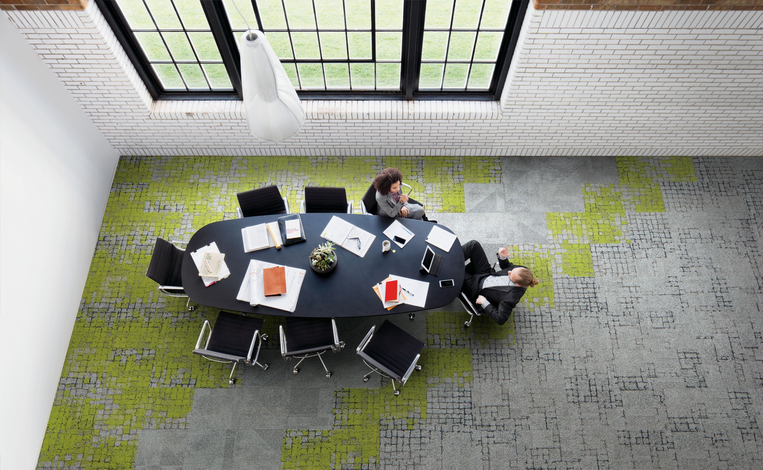 Interface Kerbstone, Moss, Moss in Stone, Paver, and Sett in Stone carpet tile in overhead view of meeting area with two people convsersating afbeeldingnummer 2